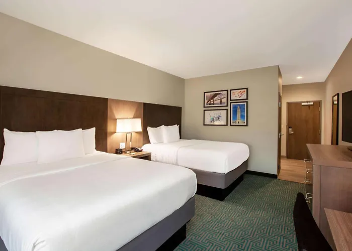 La Quinta & By Wyndham Oil Center