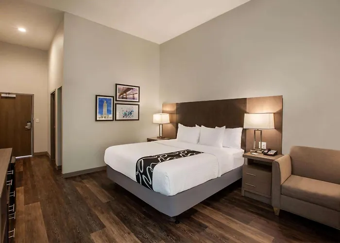 La Quinta & By Wyndham Oil Center Hotel Lafayette
