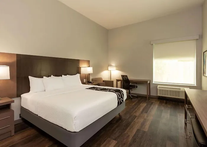 La Quinta & By Wyndham Oil Center Hotel 3*