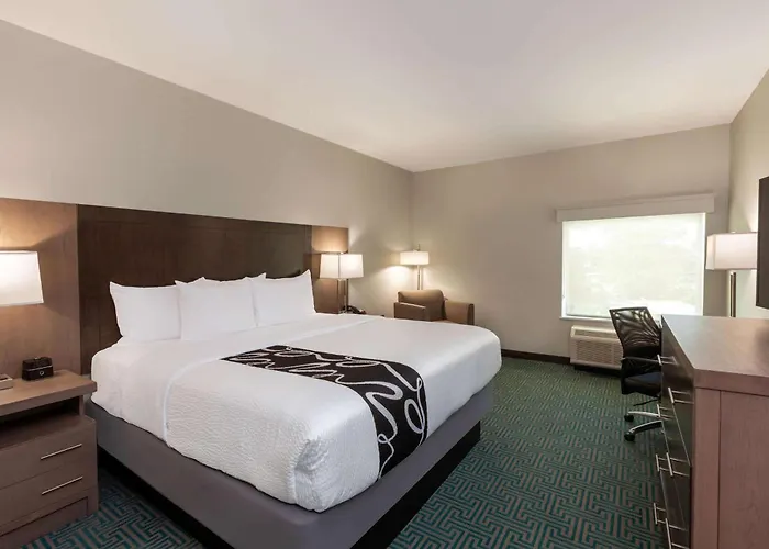 La Quinta & By Wyndham Oil Center Hotel