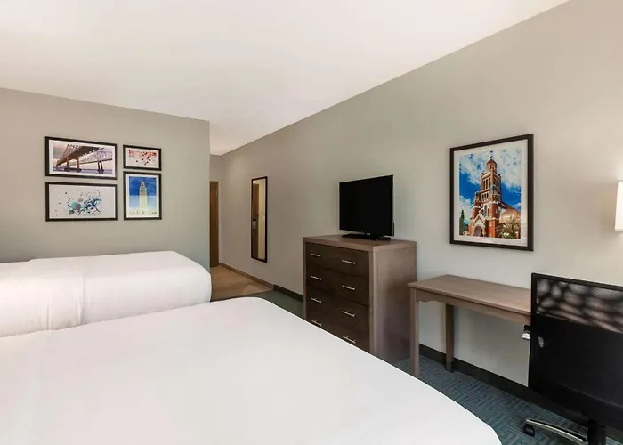 La Quinta & By Wyndham Oil Center Hotel