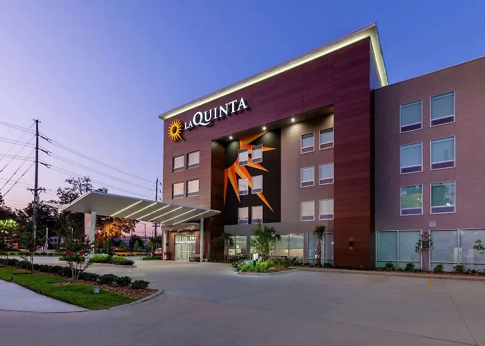 Hotel La Quinta & By Wyndham Oil Center