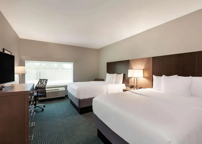 Hotel La Quinta & By Wyndham Oil Center