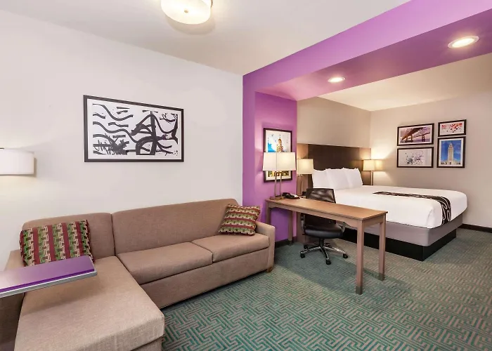 La Quinta & By Wyndham Oil Center