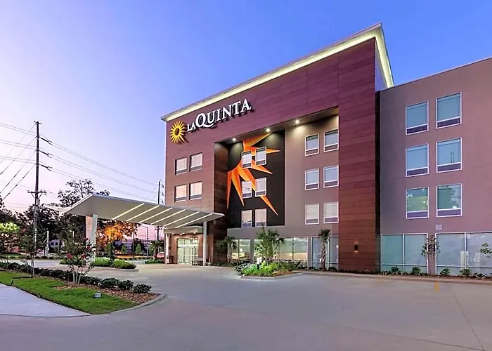 Hotel La Quinta & By Wyndham Oil Center 3*