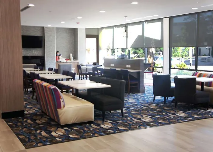 La Quinta & By Wyndham Oil Center Hotel 3*